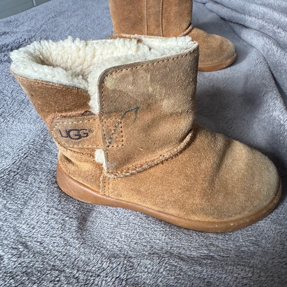 UGG Keelan Suede Boots - Size 8 - Chestnut